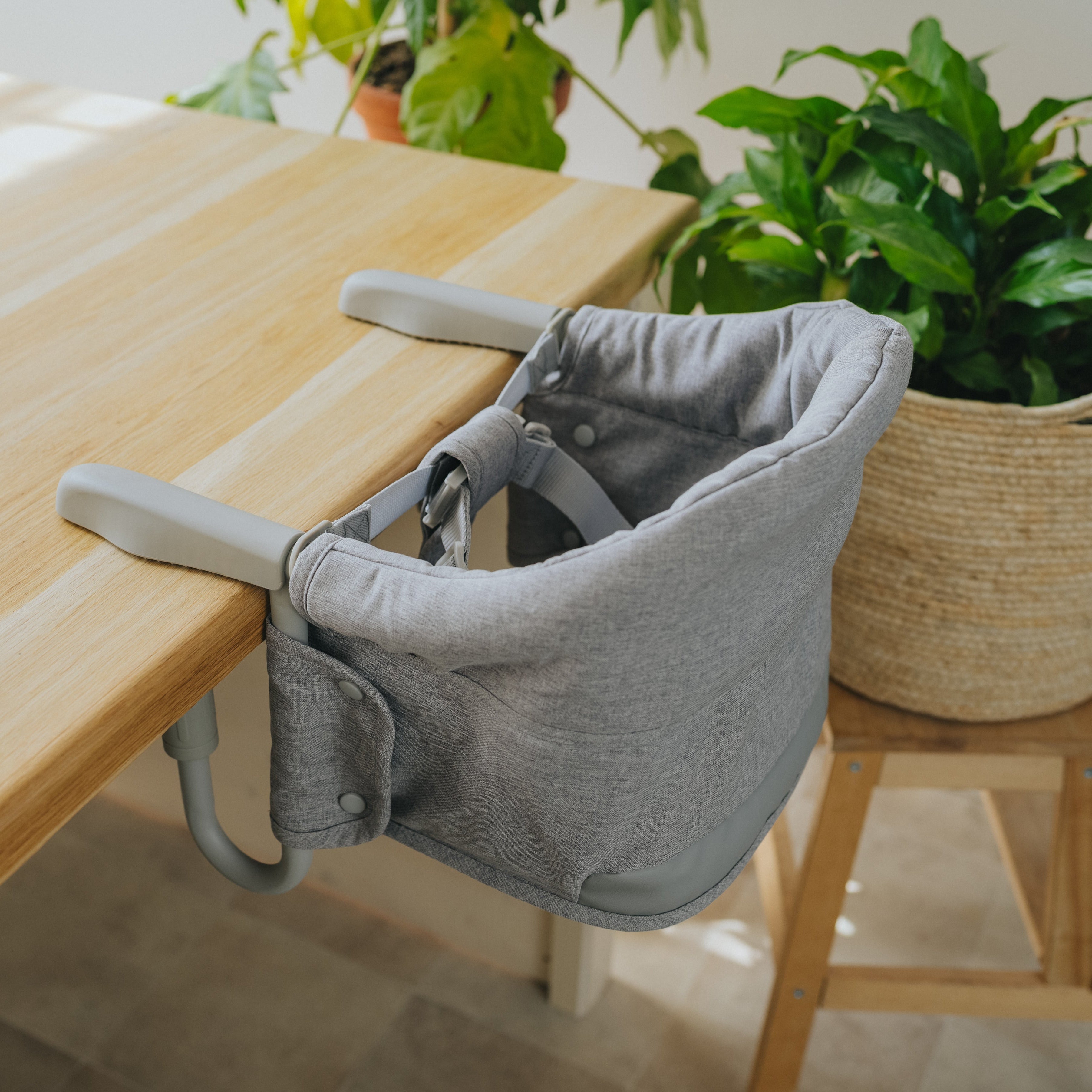 Potovalni jedilni stolček Monkey Mum® - siv