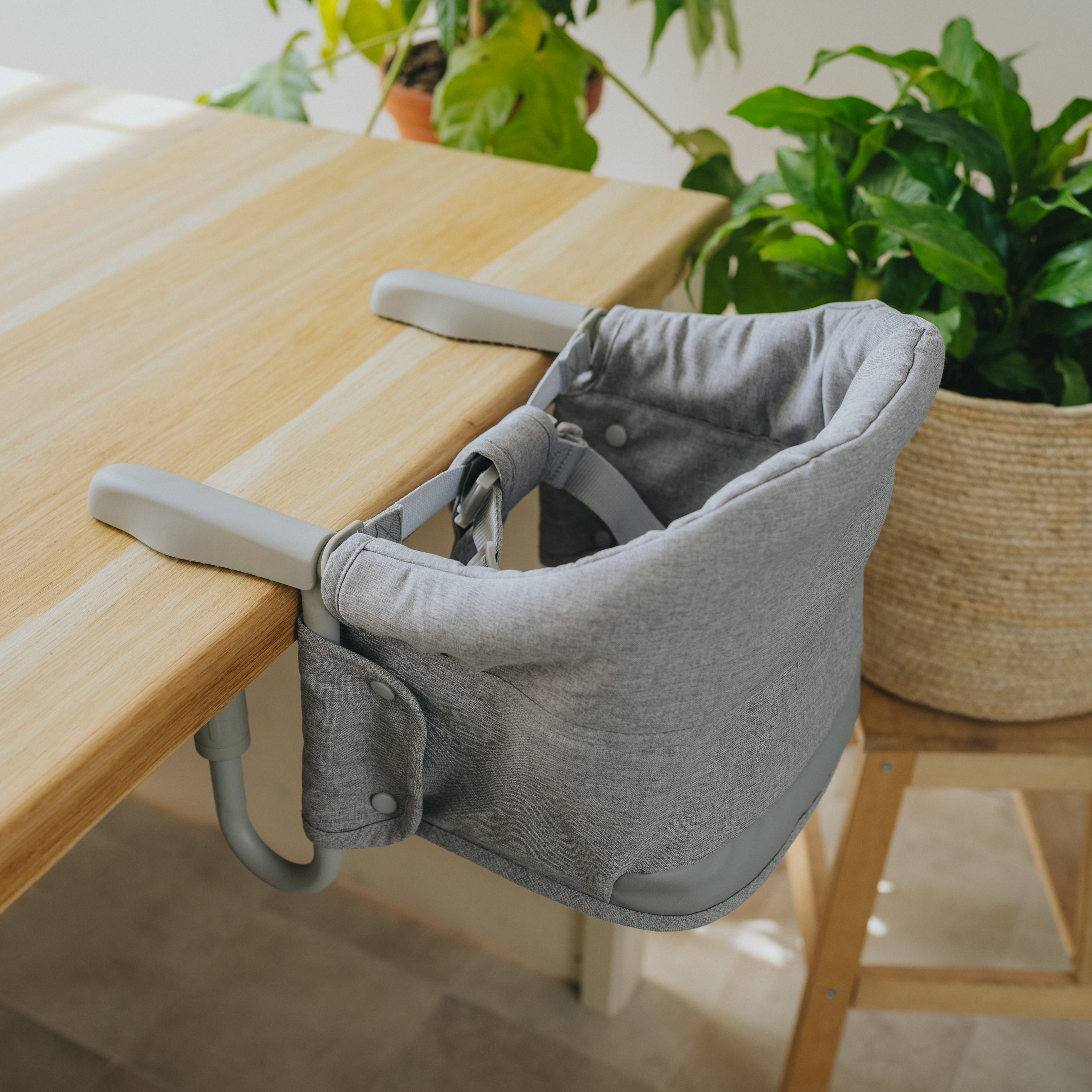 Potovalni jedilni stolček Monkey Mum® - siv - razpakiran