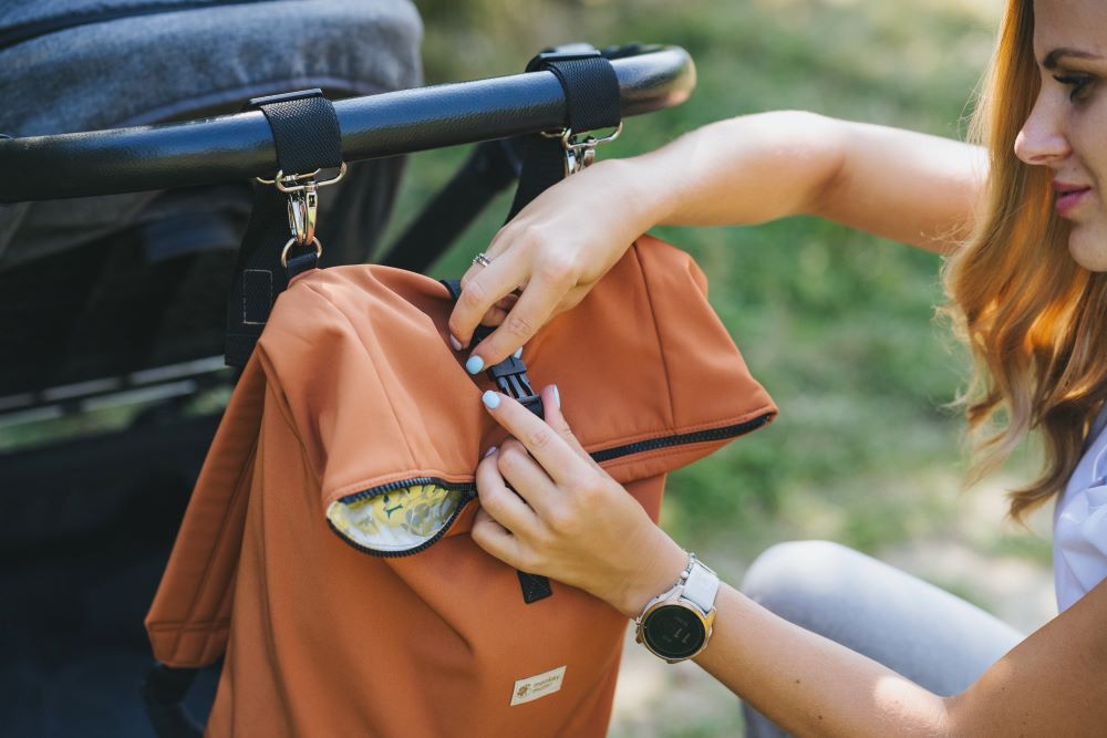 Monkey Mum® Vgrajen softshell nahrbtnik za nosilko Carrie - Medvedji odtis