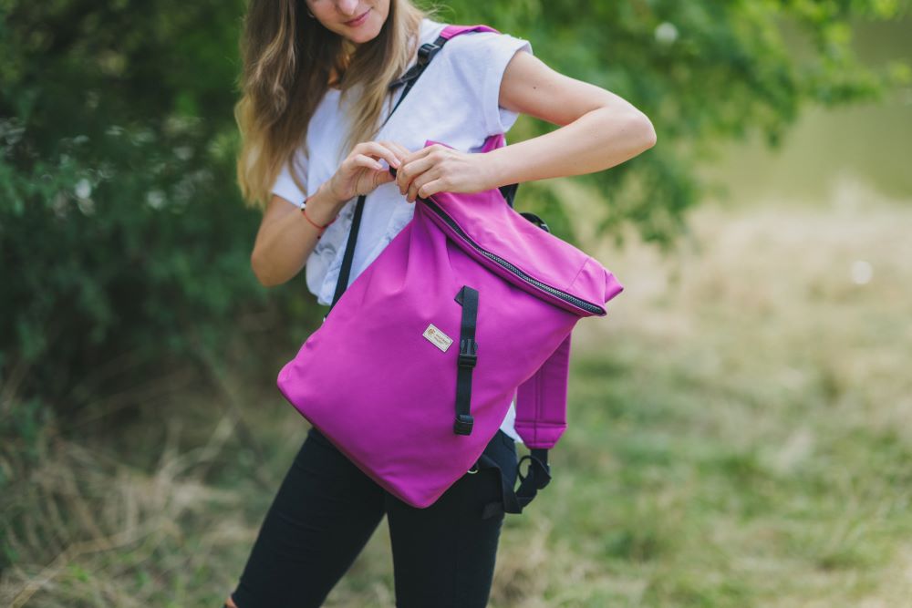 Monkey Mum® Integriran softshell nahrbtnik za nosilko Carrie - Sočna malina