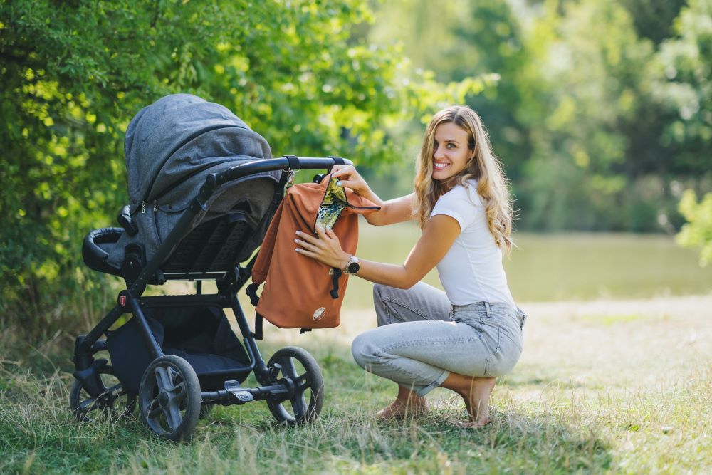 Monkey Mum® Integriran kepern nahrbtnik za nosilko Carrie - Srebrna tema