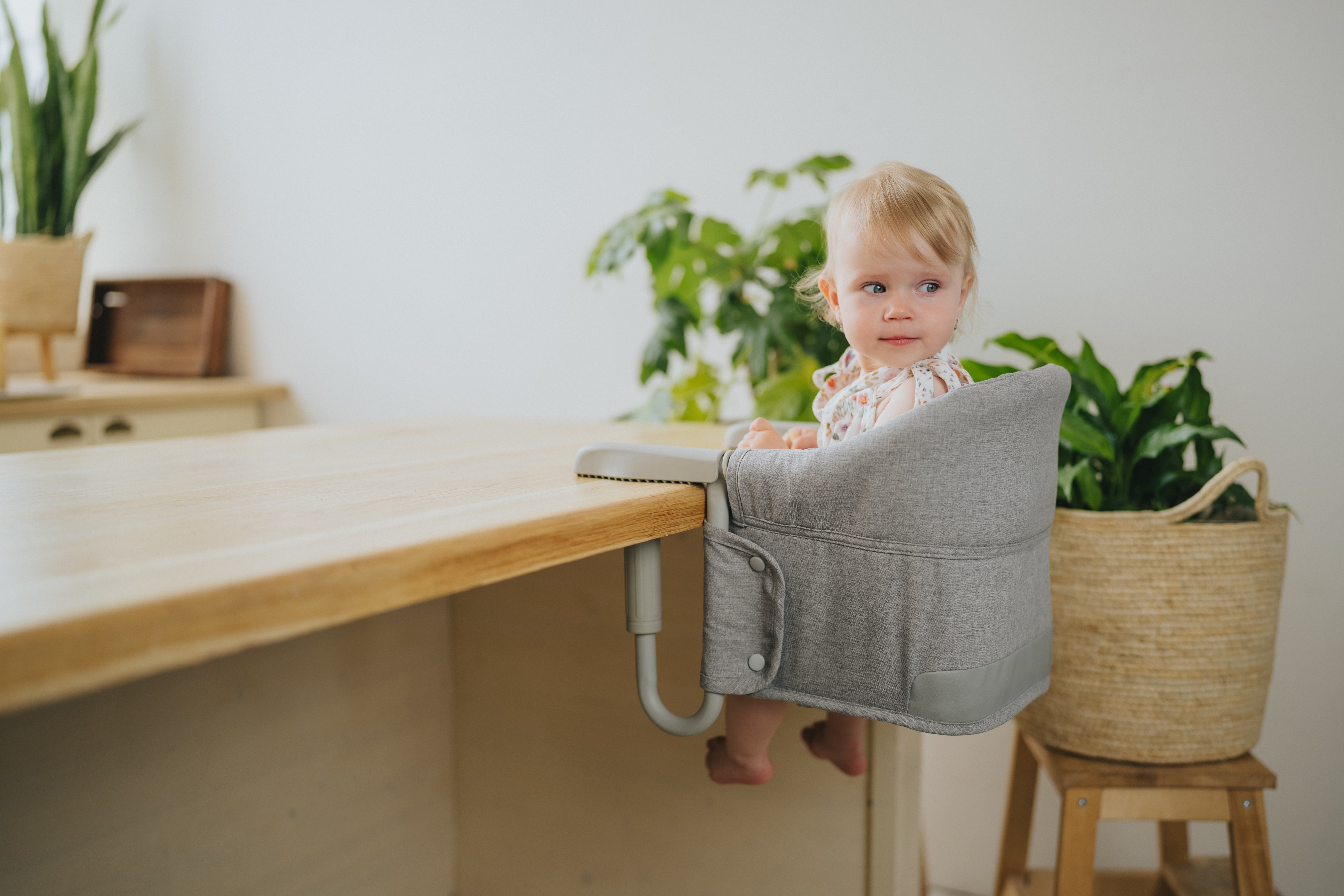 Potovalni jedilni stolček Monkey Mum® - siv - razpakiran